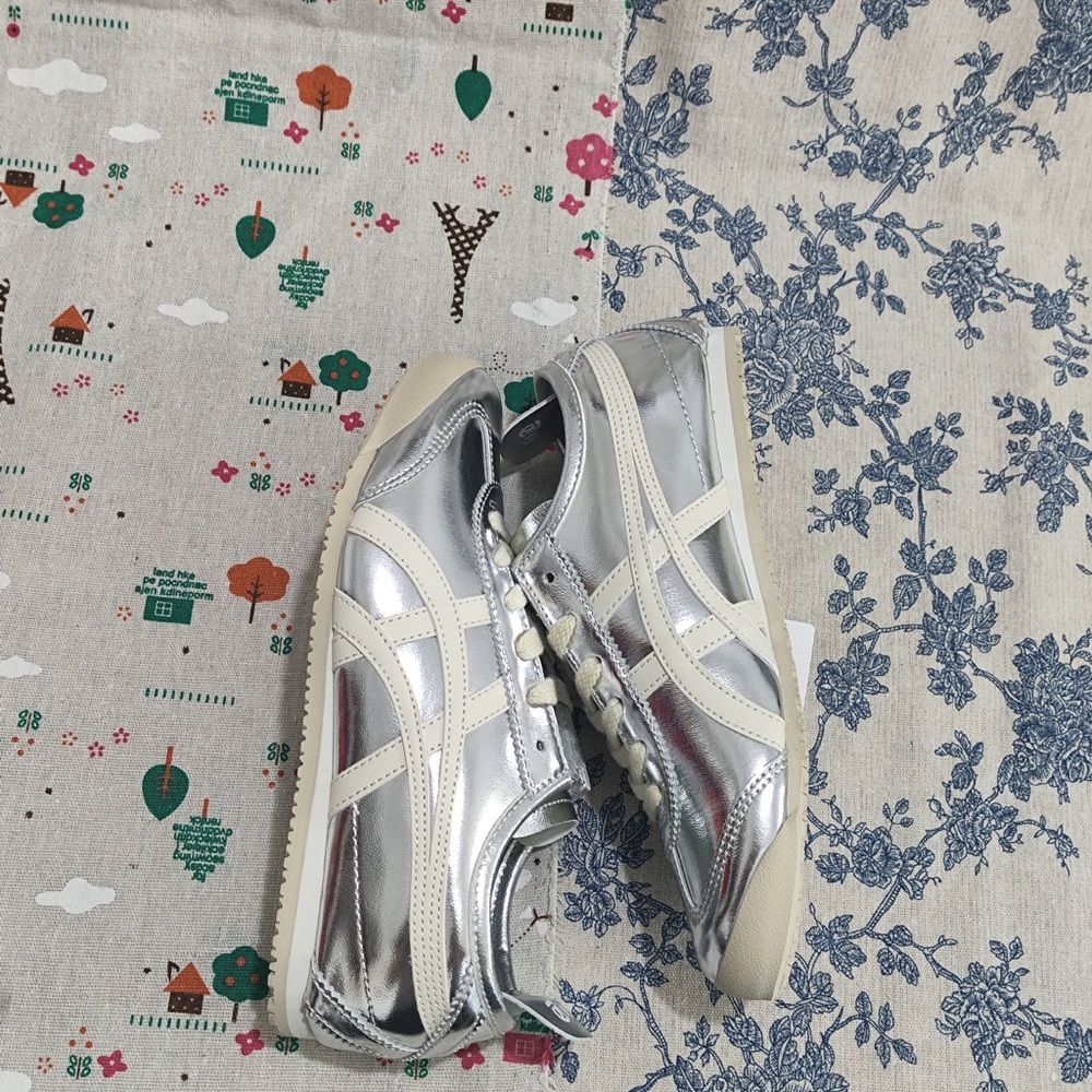 Onitsuka Tiger by Asics Metallic Silver Sneakers with Cream Laces - Picture 8 of 10